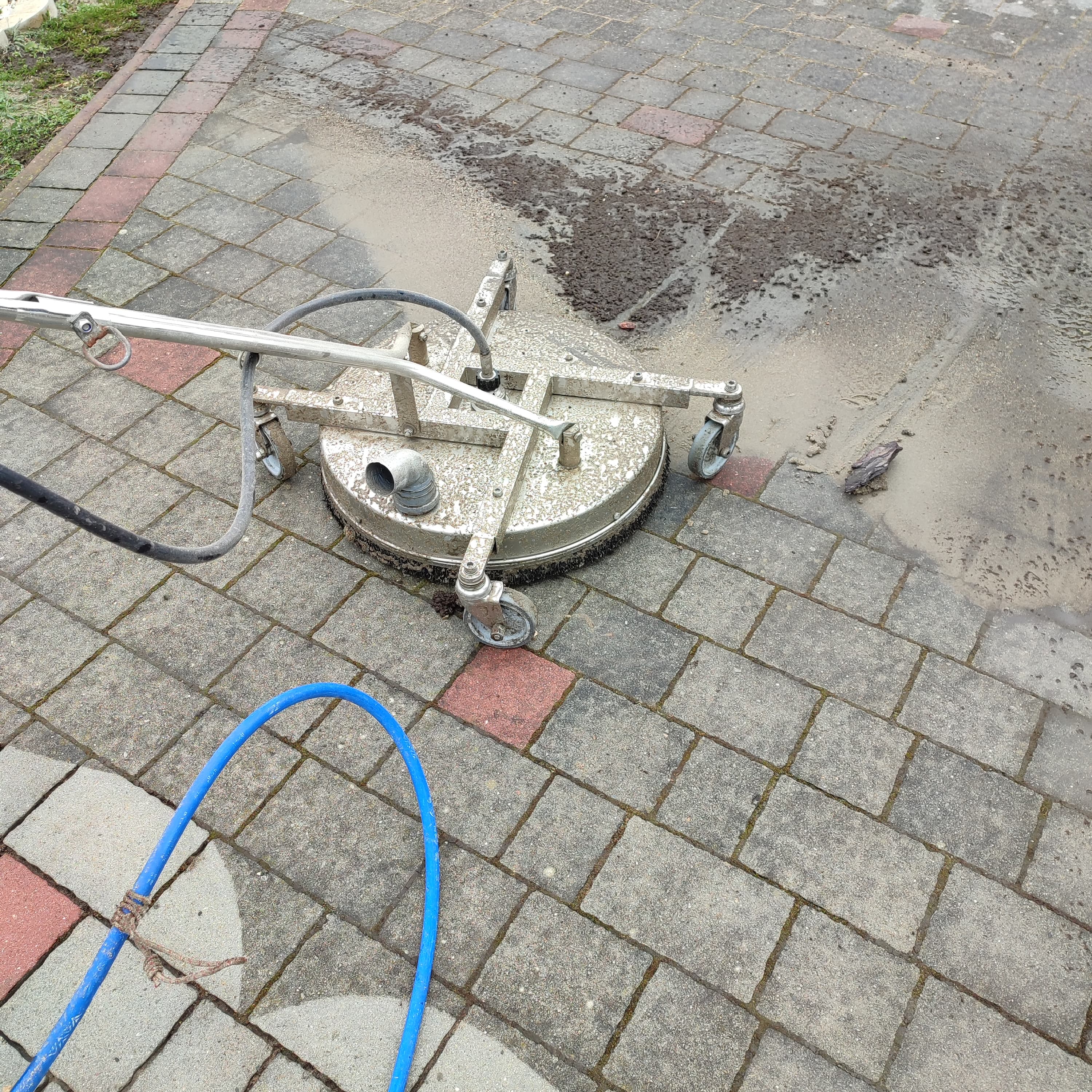 Czyszczenie ciśnieniowe kostki brukowej — brud znika w trakcie pracy